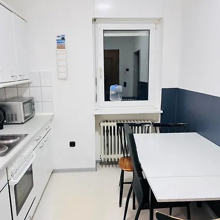 Monteurzimmer Leo 2 *